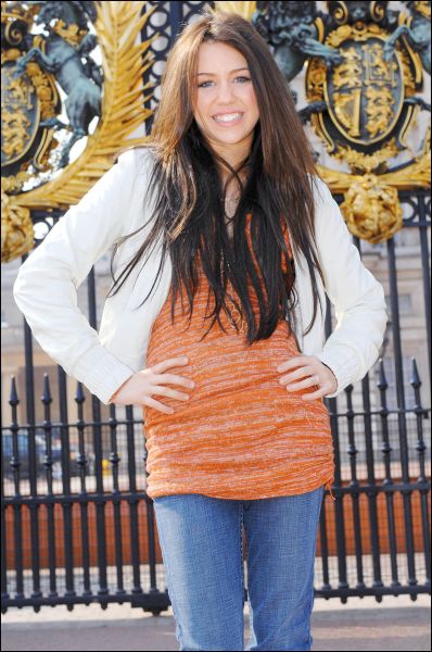 normal_39296_MileyCyrus_London08_122_783lo.jpg